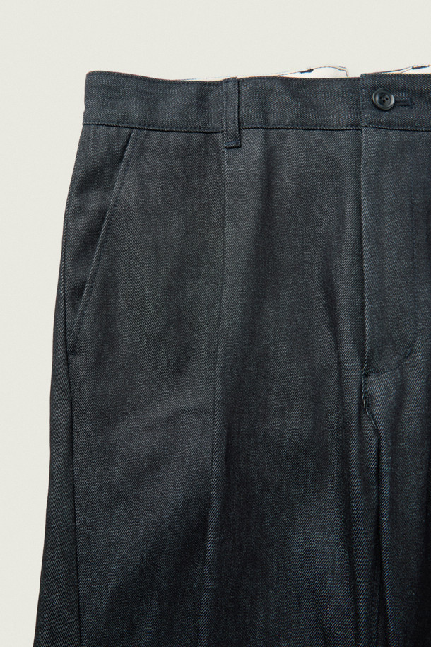 [MOVERE X ROLIAT] 재팬 메이드 원턱 데님은 일본 오카야마에서 제작된 프리미엄 데님 팬츠입니다. 네이비 컬러의 무지 디자인으로, 클래식하고 미니멀한 스타일을 연출하기 좋습니다. 원턱 디자인과 플리츠 디테일이 특징이며, 세미루즈핏으로 편안한 착용감을 선사합니다. 신치백 디테일로 허리 사이즈 조절이 용이하며, 가을/겨울철 출근룩, 비즈니스 캐주얼, 모임룩 등 다양한 TPO에 활용할 수 있습니다.
