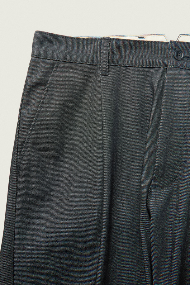 MOVERE X ROLIAT(모베르 X 롤리엇) 재팬 메이드 원턱 데님 팬츠입니다. 일본 오카야마에서 제작된 이 데님 팬츠는 가을, 겨울 시즌에 어울리는 클래식하고 미니멀한 스타일을 제안합니다. 네이비 컬러의 무지 디자인에, 뻣뻣한 촉감의 데님 소재, 루즈핏 실루엣으로 편안함을 더했습니다. 원턱 디자인과 신치백, 플리츠 디테일이 특징이며, 출근룩, 비즈니스 캐주얼, 모임룩 등 다양한 TPO에 활용 가능합니다. 스트레이트 핏과 세미루즈핏으로, 시크한 매력을 연출할 수 있습니다.
