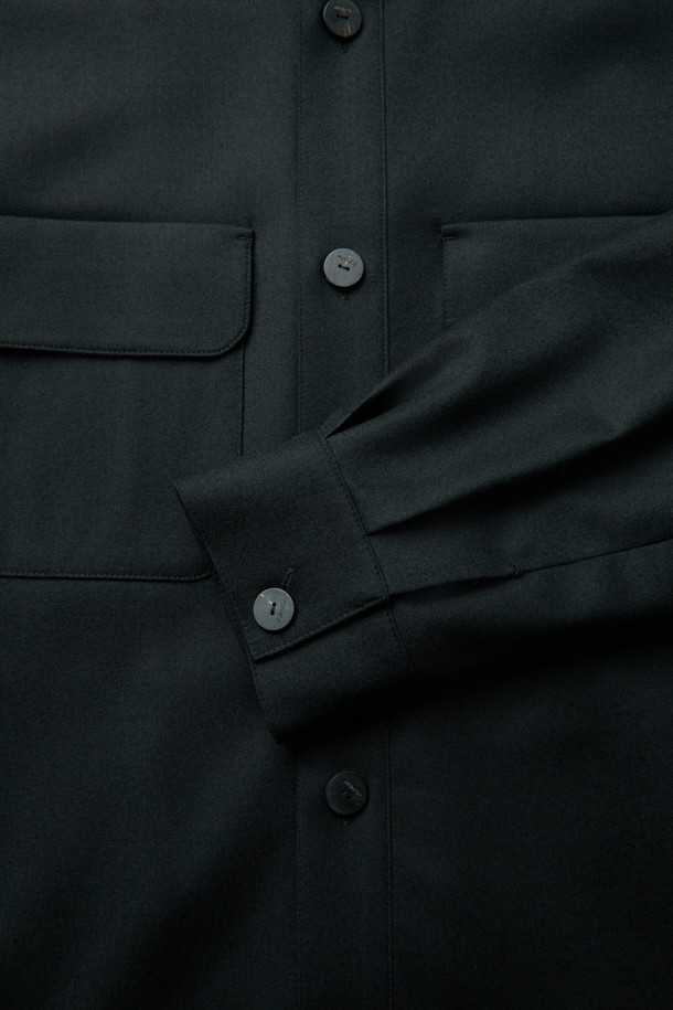 [MOVERE] REDA 울 셔켓은 부드러운 촉감의 REDA 울 99%와 엘라스틴 1% 혼방 소재로 제작된 셔츠 재킷입니다. 블랙, 브라운 두 가지 색상으로 출시되었으며, 간절기, 가을, 겨울 초에 착용하기 좋습니다. 미니멀하고 베이직한 디자인으로 출근룩, 비즈니스 캐주얼, 모임룩 등 다양한 TPO에 활용 가능합니다. 루즈핏 레귤러 기장으로 편안한 착용감을 선사하며, 가슴 플랫 포켓, 사이드 포켓, 등판 플리츠 디테일이 특징입니다. 셔츠 칼라, 긴 소매, 버튼 여밈 방식으로 클래식하고 미니멀한 스타일을 연출합니다.
