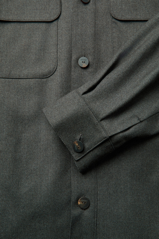 [MOVERE] REDA 울 셔켓은 클래식, 미니멀, 시크 스타일을 추구하는 분들을 위한 셔켓입니다. 블랙, 브라운 두 가지 색상으로 출시되었으며, 간절기, 가을, 겨울 초에 착용하기 좋습니다. REDA 울 99%와 엘라스틴 1% 혼방 소재로 제작되어 부드러운 촉감과 두꺼운 두께감을 자랑하며, 밀드 가공으로 완성도를 높였습니다. 셔츠 칼라, 루즈핏, 긴소매 디자인으로, 가슴 플랫 포켓, 사이드 포켓, 등판 플리츠 디테일이 특징이며, 출근룩, 비즈니스 캐주얼, 모임룩 등 다양한 TPO에 활용 가능합니다.
