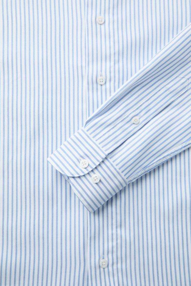 [MOVERE X ROLIAT] 라운드 카라 옥스포드 셔츠는 가을, 겨울 시즌을 위한 클래식하고 세련된 스타일의 상의입니다. 스카이블루와 스트라이프 두 가지 색상으로 제공되며, 데일리룩, 출근룩, 비즈니스 캐주얼, 모임룩 등 다양한 TPO에 활용할 수 있습니다. 면 소재로 제작되어 탄탄한 촉감을 제공하며, 긴 소매와 세미 루즈핏으로 편안한 착용감을 선사합니다. 라운드 카라와 금속 버튼 디테일, 클럽 카라 디자인이 특징이며, 가슴둘레는 114cm입니다. 미니멀하고 시크한 스타일을 연출하기에 적합합니다.

