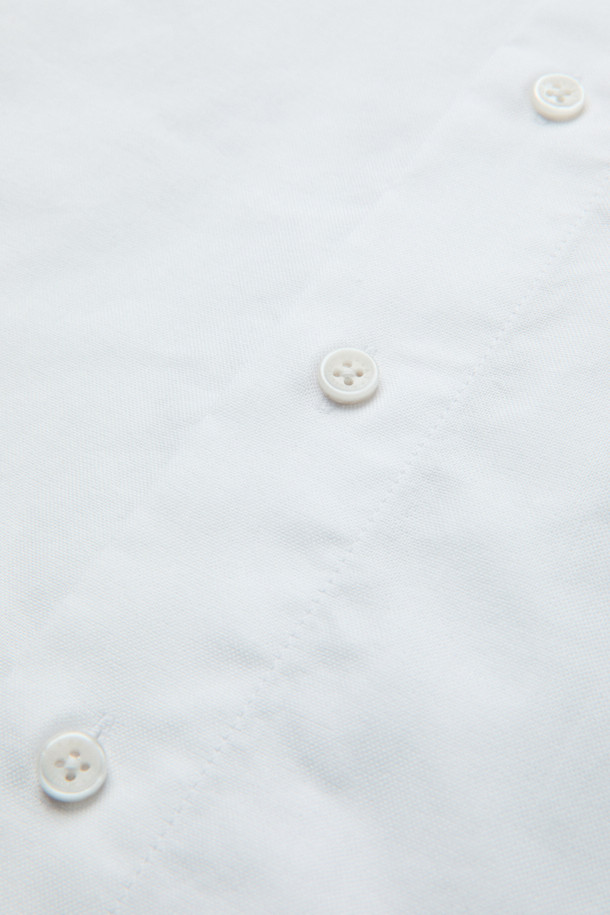 MOVERE X ROLIAT(무브레 X 롤리앗) 라운드 카라 옥스포드 셔츠는 부드러운 면 소재로 제작되어 가을, 겨울철에 착용하기 좋습니다. 세미 루즈 핏으로 편안한 착용감을 선사하며, 라운드 카라 디자인이 특징입니다. 솔리드 옥스포드 원단에 금속 포인트 단추, 클럽 카라 디테일로 클래식한 무드를 더했습니다. 출근룩, 비즈니스 캐주얼, 모임룩 등 다양한 TPO에 활용할 수 있으며, 미니멀하고 캐주얼한 스타일 연출에도 적합합니다. 긴소매, 화이트 컬러로 어디에나 매치하기 용이한 데일리 아이템입니다.
