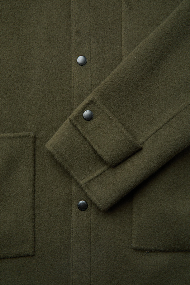 [MOVERE X ROLIAT] 핸드메이드 사파리 재킷은 가을과 겨울, 클래식한 스타일을 추구하는 당신을 위한 아우터입니다. 캐시미어 소재 특유의 부드러운 촉감과 두꺼운 두께감으로 따뜻함을 선사하며, 루즈핏 디자인이 편안한 착용감을 제공합니다. 카키와 올리브 두 가지 색상으로 출시되어 출근룩, 모임룩, 데이트룩 등 다양한 TPO에 활용 가능합니다. 무지 패턴에 핸드메이드, 포켓 디테일이 더해져 미니멀하면서도 시크한 스타일을 완성합니다. 스냅 버튼 여밈 방식으로 간편하게 착용할 수 있는 롱슬리브 사파리 코트입니다.
