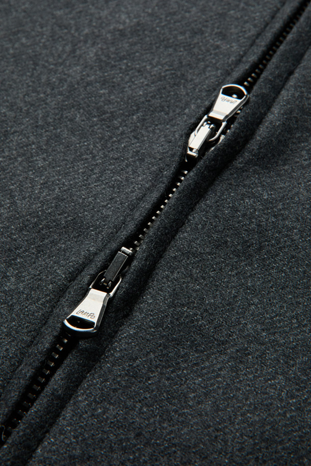 [MOVERE] 핸드메이드 블루종은 모던한 스타일을 추구하는 분들을 위한 겨울, 가을용 아우터입니다. 부드러운 촉감의 울 소재와 두꺼운 두께감으로 제작되어, 쌀쌀한 날씨에도 따뜻하게 착용할 수 있습니다. 루즈핏으로 편안한 착용감을 선사하며, 2-WAY 지퍼, 사이드 포켓, 스트링 디테일, 핸드메이드 봉제, 이중지 원단으로 고급스러움을 더했습니다. 출근룩, 모임룩, 데이트룩 등 다양한 TPO에 활용 가능한 블랙 색상의 클래식, 미니멀, 시크 스타일 블루종입니다.
