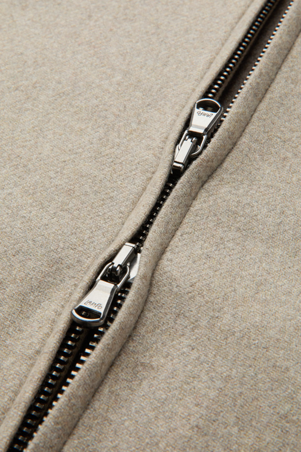 [MOVERE] 핸드메이드 블루종은 가을과 겨울, 당신의 스타일을 완성할 모던한 아우터입니다. 울 소재의 부드러운 촉감과 여유로운 핏으로 편안함을 선사하며, 이중지 원단으로 제작되어 보온성을 높였습니다. 2-WAY 지퍼, 사이드 포켓, 스트링 밑단 등의 디테일이 돋보이며, 핸드메이드 봉제로 고급스러움을 더했습니다. 출근룩, 비즈니스 캐주얼, 모임룩 등 다양한 TPO에 활용 가능하며, 클래식, 미니멀, 시크 스타일을 즐기는 분들에게 추천합니다.
