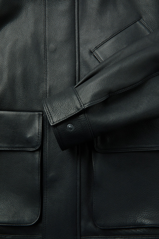 [MOVERE] 엠보 가죽 재킷은 염소가죽 소재로 제작되어 부드러운 촉감과 고급스러운 분위기를 선사합니다. 가을과 초겨울에 착용하기 좋은 이 재킷은 모던한 스타일을 추구하는 분들을 위한 아이템입니다. 엠보 가공, 사선 포켓, 플랩 포켓, 밑단 스트링, 입체적 실루엣 등의 디테일이 돋보이며, 람포 지퍼와 손 감침 봉제로 완성도를 높였습니다. 데이트룩, 모임룩, 출근룩 등 다양한 TPO에 활용 가능하며, 클래식, 미니멀, 시크한 스타일을 연출하기 좋습니다. 루즈핏의 블랙 컬러 블루종 스타일로, 편안하면서도 세련된 매력을 더합니다.
