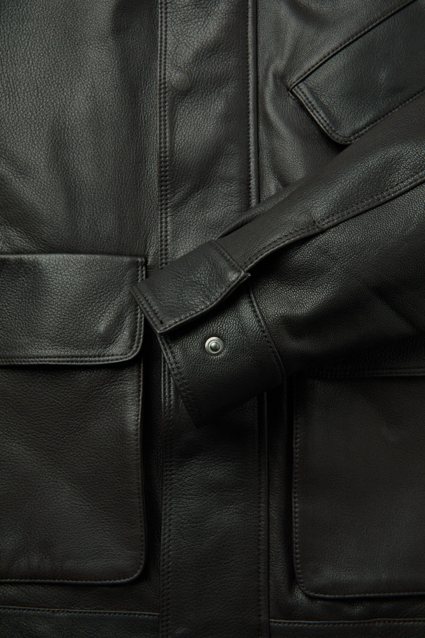 [MOVERE] 엠보 가죽 재킷은 가을과 초겨울, 모던한 스타일을 추구하는 분들을 위한 아이템입니다. 염소가죽 소재로 제작되어 견고한 촉감을 선사하며, 루즈핏 크롭 기장으로 편안하면서도 세련된 실루엣을 연출합니다. 엠보 가공과 사선 포켓, 플랩 포켓, 곡선 디테일, 입체적 실루엣, 밑단 스트링 등 섬세한 디테일이 돋보이며 람포 지퍼와 손 감침 봉제로 완성도를 높였습니다. 시크, 미니멀, 클래식한 스타일을 즐겨 입는 분들에게 데이트룩, 모임룩, 출근룩 등 다양한 TPO에 활용 가능합니다.
