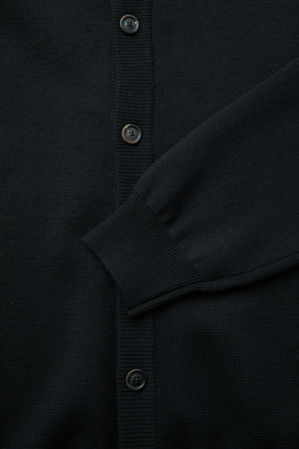 [MOVERE X ROLIAT] 라운드넥 가디건은 가을, 겨울 시즌에 어울리는 블랙 컬러의 울 소재 가디건입니다. 미니멀하고 베이직한 스타일로, 루즈핏 또는 세미루즈핏으로 편안하게 착용 가능합니다. 라운드넥 디자인에 긴소매 기장이며, 두꺼운 두께감으로 따뜻함을 더합니다. 밀라노 조직 짜임과 테일러링 구조로 제작되어 아우터 또는 이너로 활용 가능하며, 출근룩으로도 손색없습니다. 가슴둘레는 116cm입니다.
