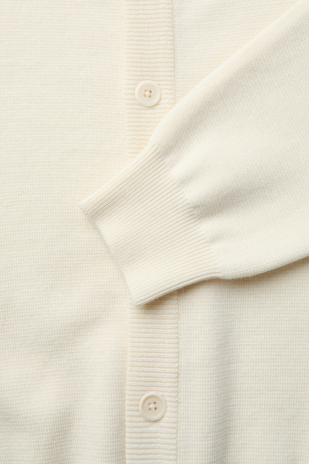 [MOVERE X ROLIAT] 라운드넥 가디건은 가을, 겨울 시즌을 위한 베이직하고 미니멀한 스타일의 상의입니다. 아이보리, 화이트 두 가지 색상으로 출시되었으며, 밀라노 조직으로 제작되어 탄탄한 촉감을 자랑합니다. 두꺼운 두께감과 세미루즈핏으로 편안한 착용감을 선사하며, 출근룩, 모임룩, 데이트룩 등 다양한 TPO에 활용 가능합니다. 울 소재의 긴소매 라운드넥 가디건으로, 클래식, 미니멀, 시크 스타일을 연출하기 좋습니다. 높은 밀도와 테일러링 구조로 완성도를 높였습니다.
