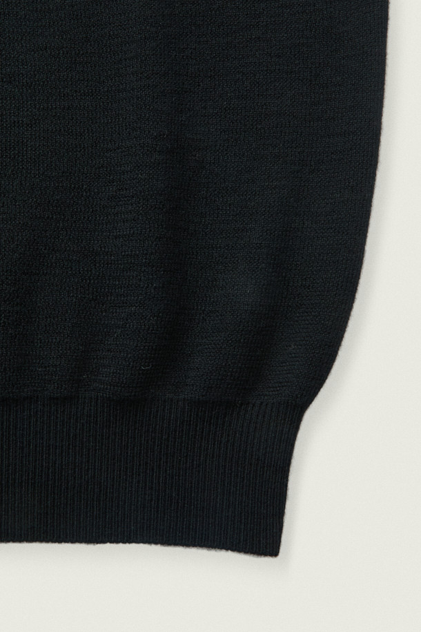 [MOVERE X ROLIAT] 모크넥 스웨터는 가을과 겨울, 일상에서 클래식하고 미니멀한 스타일을 연출하기 좋은 상의입니다. 블랙 컬러의 레귤러핏으로, 울 소재에 밀라노 조직으로 제작되어 탄탄한 촉감과 높은 밀도를 자랑합니다. 모크넥과 헨리넥 디자인으로 다양한 연출이 가능하며, 110cm의 가슴둘레를 가지고 있습니다. 출근룩, 모임룩, 데이트룩 등 폭넓은 TPO에 시크하게 매치할 수 있는 아이템입니다. 긴소매의 두꺼운 스웨터로, 스타일리시하면서도 따뜻하게 착용할 수 있습니다.
