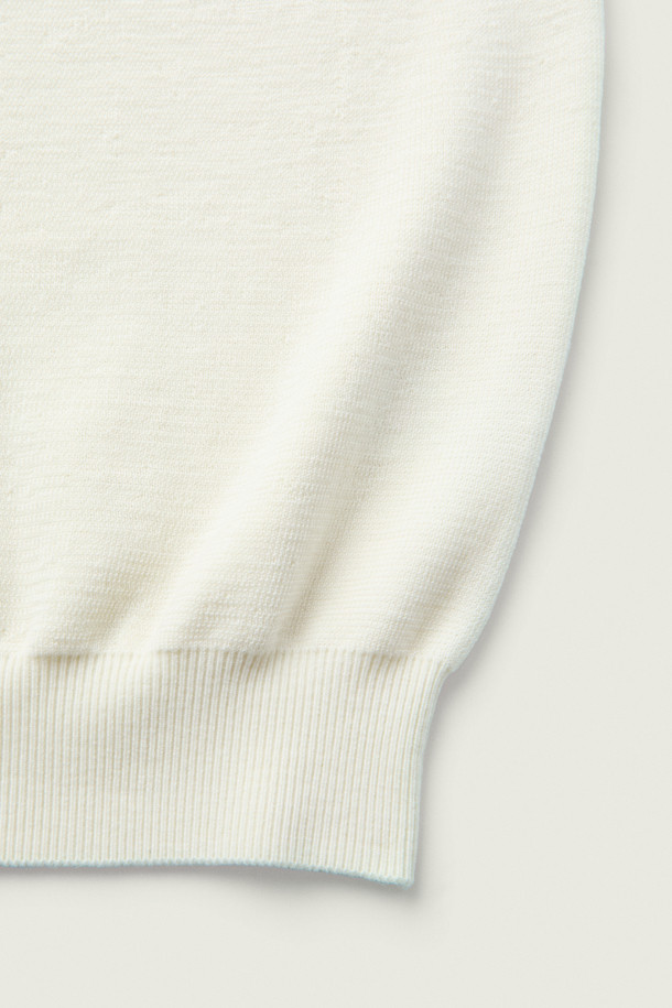 [MOVERE X ROLIAT] 모크넥 스웨터는 가을과 겨울, 출근룩, 오피스룩, 모임룩에 어울리는 클래식하고 미니멀한 스타일의 상의입니다. 밀라노 조직으로 제작되어 탄탄한 촉감을 자랑하며, 울 100% 소재로 보온성을 높였습니다. 헨리넥 디자인을 기반으로 한 모크넥 스타일이며, 레귤러 핏과 긴 소매 기장으로 세련된 핏을 연출합니다. 가슴둘레 110cm이며, 두께감 있는 화이트 컬러의 무지 스웨터입니다.
