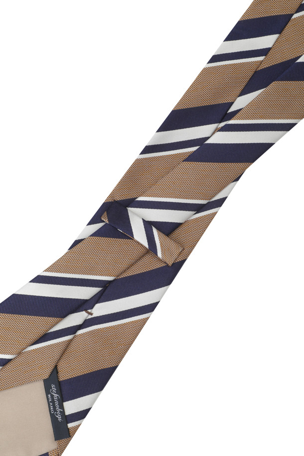 STEFANO BIGI(스테파노 비기) 세나 실크 스트라이프 타이는 남성용 넥타이로, 클래식한 스타일을 연출합니다. 네이비, 베이지, 화이트 세 가지 색상으로 구성되어 있으며, 부드러운 실크 소재로 제작되었습니다. 레지멘탈 스트라이프 패턴과 끝단 로고 자수가 디자인의 특징이며, 오피스룩, 비즈니스 캐주얼, 출근룩 등 다양한 TPO에 활용 가능합니다. 미니멀하면서도 세련된 스타일을 완성하는 아이템입니다.
