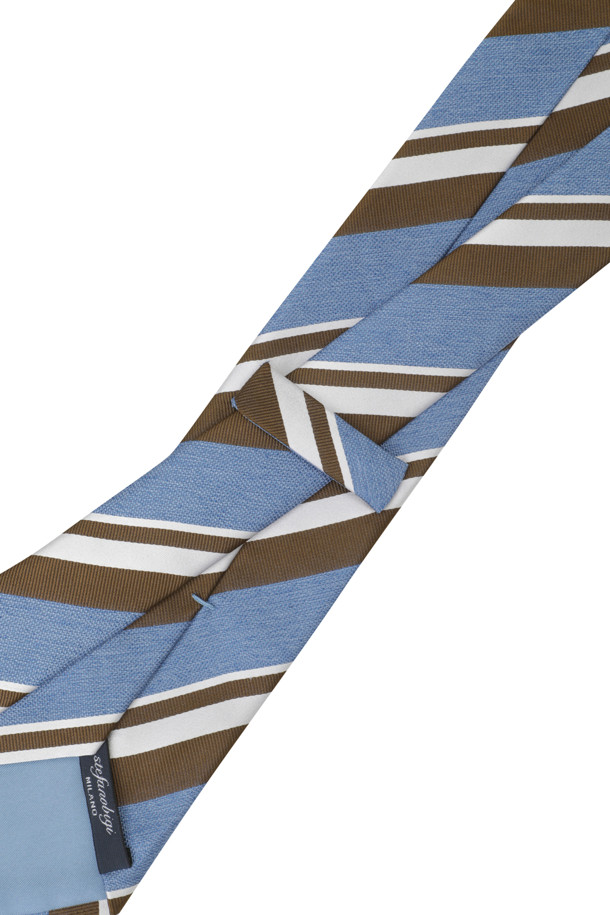 STEFANO BIGI(스테파노 비기) 세나 실크 스트라이프 타이는 남성용 넥타이로, 클래식하면서도 세련된 스타일을 연출합니다. 블루 및 브라운 컬러의 믹스 레지멘탈 스트라이프 패턴이 돋보이며, 부드러운 실크 소재로 제작되어 편안한 착용감을 선사합니다. 오피스룩, 비즈니스 캐주얼, 출근룩 등 다양한 TPO에 활용 가능하며, 로고 자수 디테일이 고급스러움을 더합니다. 클래식, 미니멀, 시크한 스타일을 선호하는 남성에게 제격입니다.
