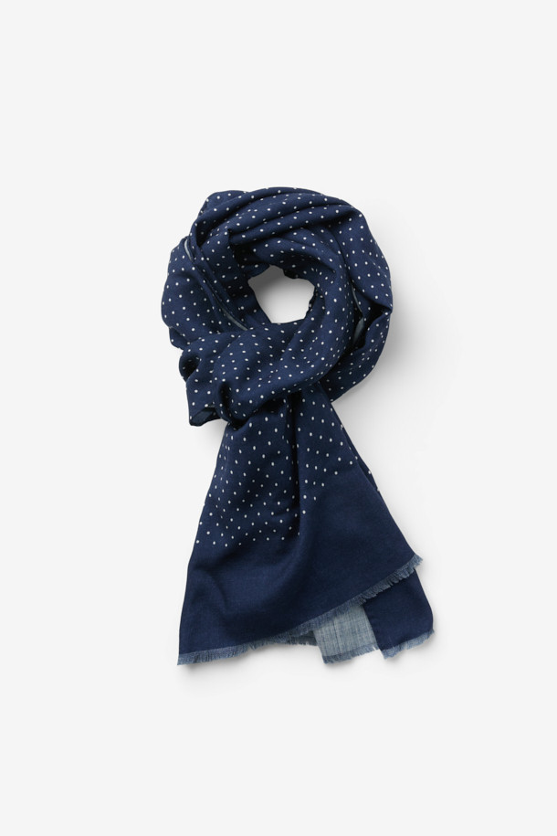 STEFANO BIGI(스테파노 비지) 핀 도트 울 스카프는 깊이 있는 네이비 컬러에 클래식한 무드를 더해 출근룩, 비즈니스 캐주얼, 모임룩 등 다양한 TPO에 활용하기 좋습니다. 부드러운 촉감의 울 소재로 제작되어 가을, 겨울 시즌에 따뜻하게 착용할 수 있으며, 와이드한 폭과 롱한 길이로 보온성을 높였습니다. 베이직한 디자인에 핀 도트 패턴이 은은하게 포인트가 되어 미니멀, 캐주얼 스타일에도 잘 어울립니다. 클래식한 멋을 더하는 프린지 디테일이 돋보이는 두꺼운 두께감의 스카프입니다.
