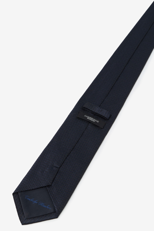 실크 마이크로 텍스쳐 솔리드 타이는 남성용 포멀 넥타이입니다. 부드러운 촉감의 실크 소재로 제작되었으며, 블랙 컬러에 마이크로 텍스쳐 패턴과 솔리드 디자인이 특징입니다. 클래식하고 미니멀한 스타일로, 오피스룩, 비즈니스 캐주얼, 모임룩 등 다양한 TPO에 활용하기 좋습니다. 로고 자수 디테일이 고급스러움을 더하며, 가벼운 착용감으로 편안함을 선사합니다. 격식 있는 자리에 품격을 더해줄 아이템입니다.
