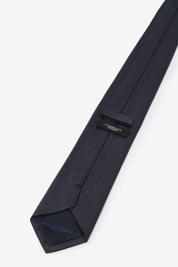 실크 도트 솔리드 타이입니다. 부드러운 촉감의 실크 소재로 제작되어 가볍고 편안한 착용감을 선사합니다. 깔끔한 실루엣과 클래식한 디자인은 오피스룩, 비즈니스 캐주얼, 모임룩 등 다양한 TPO에 활용 가능합니다. 솔리드 컬러 바탕에 도트 무늬가 포인트로 더해져 미니멀하면서도 세련된 스타일을 연출합니다. 루프 디테일이 돋보이는 포멀한 남성용 타이입니다.
