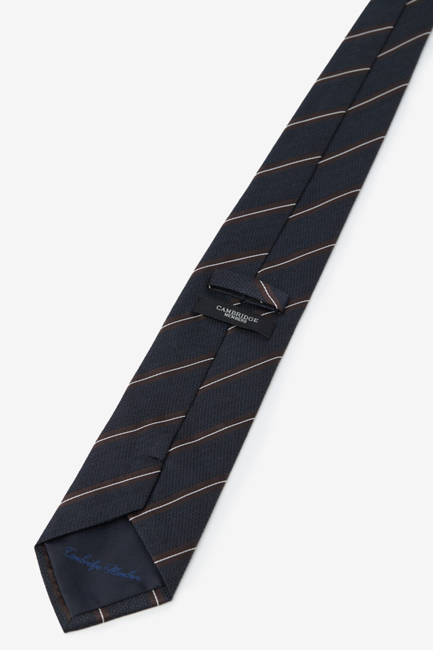 실크 브라운데코 레지멘탈 타이는 남성용 넥타이로, 클래식하고 미니멀한 스타일을 연출합니다. 브라운과 네이비 컬러 배색의 레지멘탈 스트라이프 패턴이 특징이며, 얇은 두께감과 부드러운 실크, 린넨 혼방 소재로 제작되어 고급스러운 촉감을 선사합니다. 포멀한 오피스룩, 비즈니스 캐주얼, 출근룩에 잘 어울리며, 루프 장식이 있어 넥타이의 형태를 더욱 깔끔하게 유지할 수 있습니다. 사계절 모두 착용 가능하여 활용도가 높습니다.
