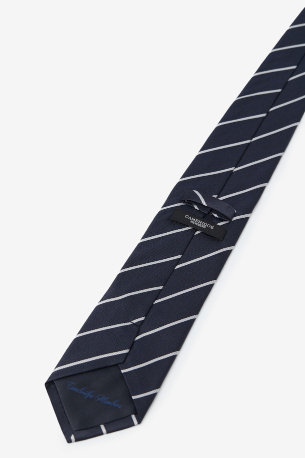 네이비와 화이트 컬러 배색의 실크 화이트데코 레지멘탈 타이는 남성분들을 위한 포멀 스타일 넥타이입니다. 부드러운 촉감의 실크 소재로 제작되어 고급스러움을 더하며, 클래식한 디자인에 로고 자수 디테일이 돋보입니다. 넥타이 전체를 가로지르는 사선 라인 패턴이 세련된 느낌을 선사합니다. 오피스룩, 비즈니스 캐주얼, 모임룩 등 다양한 TPO에 활용하여 클래식하고 미니멀한 스타일을 연출해보세요.
