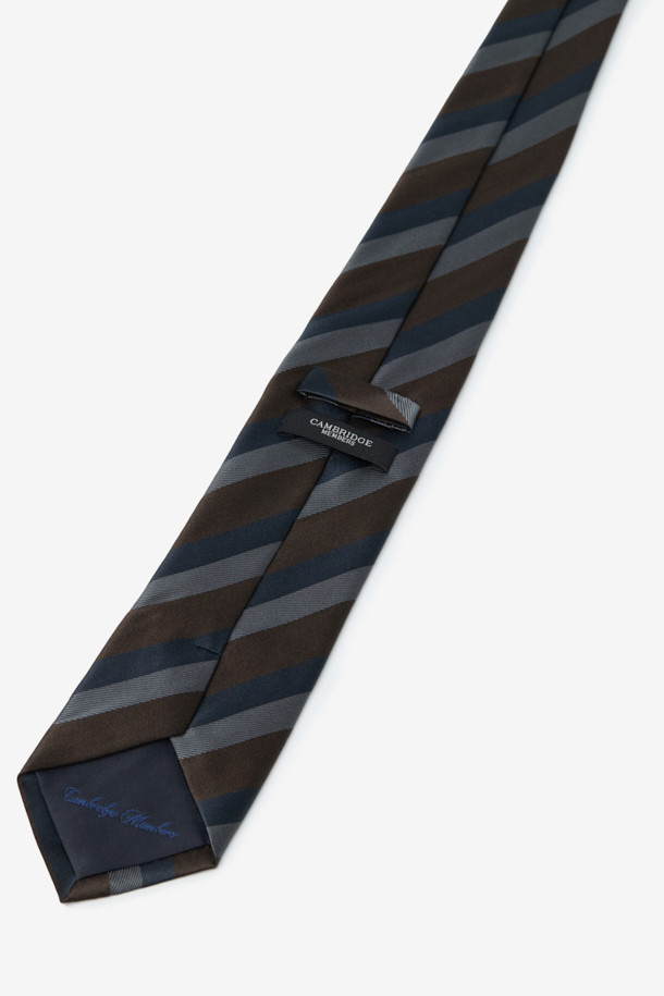 실크 멀티컬러블럭 레지멘탈 타이는 남성용 넥타이로, 포멀한 자리에 적합합니다. 부드러운 촉감의 실크 소재로 제작되었으며, 가볍고 고급스러운 착용감을 선사합니다. 멀티컬러 배색과 사선 스트라이프 패턴이 세련된 디자인을 완성하며, 로고 자수 디테일로 포인트를 더했습니다. 클래식하고 미니멀한 스타일로, 오피스룩, 비즈니스 캐주얼, 출근룩에 훌륭하게 매치됩니다.
