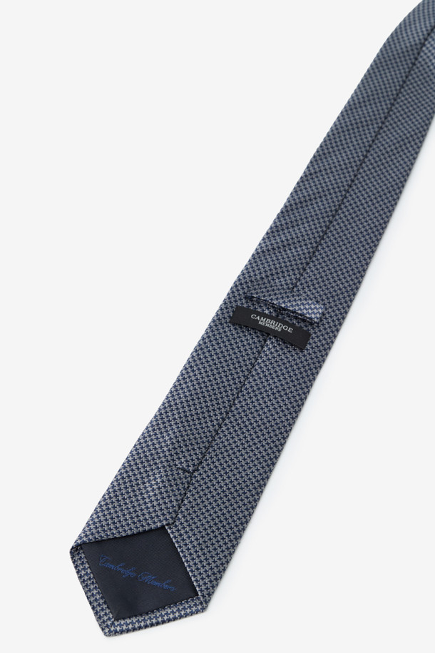 클래식한 디자인의 남성용 실크 하운드투스 올오버 넥타이입니다. 부드러운 촉감의 고급 실크 소재로 제작되어 포멀한 착장에 잘 어울립니다. 그레이 컬러의 하운드투스 패턴이 세련된 느낌을 주며, 루프 디테일이 돋보입니다. 오피스룩, 비즈니스 캐주얼, 모임룩 등 다양한 TPO에 활용 가능하며, 미니멀하고 클래식한 스타일을 연출하기 좋습니다.
