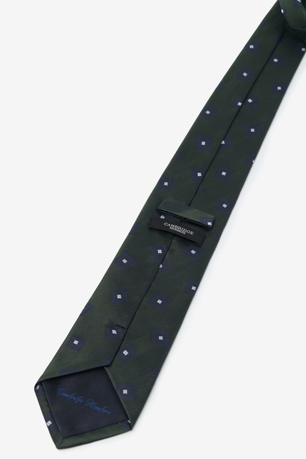 실크 스퀘어 올오버 타이는 남성용 포멀 타이로, 부드러운 촉감과 가벼운 착용감을 자랑합니다. 은은한 광택이 감도는 그린 컬러 실크 소재로 제작되었으며, 클래식하고 미니멀한 디자인을 선호하는 분들께 적합합니다. 올오버 패턴과 스퀘어 디자인이 세련된 느낌을 더하며, 로고 자수 디테일로 고급스러움을 더했습니다. 오피스룩, 비즈니스 캐주얼, 모임룩 등 다양한 TPO에 활용하여 스타일리시한 연출이 가능합니다.
