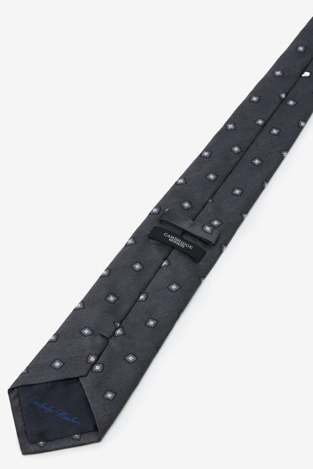 세련된 남성미를 완성하는 실크 라운드스퀘어 타입니다. 부드러운 착용감과 가벼운 소재로 편안함을 선사하며, 깔끔한 실루엣이 돋보입니다. 차분한 그레이 컬러에 라운드스퀘어 패턴이 더해져 포멀한 느낌을 자아냅니다. 오피스룩, 비즈니스 캐주얼, 모임룩 등 다양한 TPO에 활용 가능하며, 클래식, 미니멀, 시크 스타일을 즐기는 남성에게 적합합니다. 디자인에 루프 디테일이 더해져 더욱 세련된 느낌을 줍니다.
