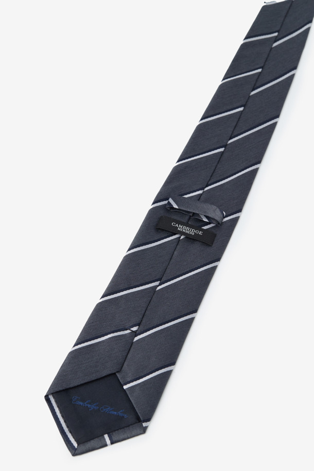 실크 네이비데코 레지멘탈 타이는 남성용 넥타이로, 포멀한 자리에 적합한 클래식 스타일을 연출합니다. 부드러운 촉감의 실크 소재로 제작되었으며, 그레이와 네이비 컬러의 조화로운 배색이 특징입니다. 레지멘탈 스트라이프 패턴과 로고 자수 디테일이 돋보이며, 오피스룩, 비즈니스 캐주얼, 출근룩 등 다양한 TPO에 활용할 수 있습니다. 클래식하고 미니멀한 디자인으로, 세련된 비즈니스 스타일을 완성해보세요.
