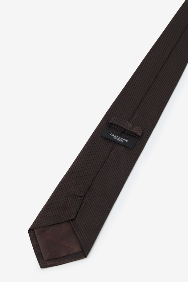 **실크 텍스쳐 솔리드 타이**는 남성용 포멀 넥타이입니다. 부드러운 촉감의 블랙 솔리드 컬러 실크 소재로 제작되어 클래식하고 시크한 스타일을 연출합니다. 오피스룩, 비즈니스 캐주얼, 모임룩 등 다양한 TPO에 활용 가능하며, 얇은 두께감으로 답답함 없이 착용할 수 있습니다. 넥타이 끝단에는 로고 자수가 디자인되어 섬세한 포인트를 더합니다.
