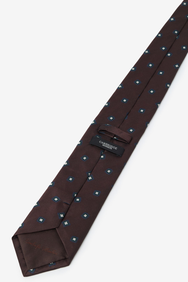 브라운 컬러의 실크 라운드스퀘어 올오버 타이는 남성용 포멀 타이입니다. 부드러운 촉감의 실크 소재로 제작되었으며, 가벼운 착용감을 제공합니다. 라운드스퀘어 패턴과 루프 디자인 장식으로 클래식하면서도 미니멀한 스타일을 연출합니다. 오피스룩, 비즈니스 캐주얼, 모임룩 등 다양한 TPO에 활용 가능합니다. 올오버 패턴이 전체적으로 은은한 포인트를 더하여 세련된 분위기를 선사합니다.
