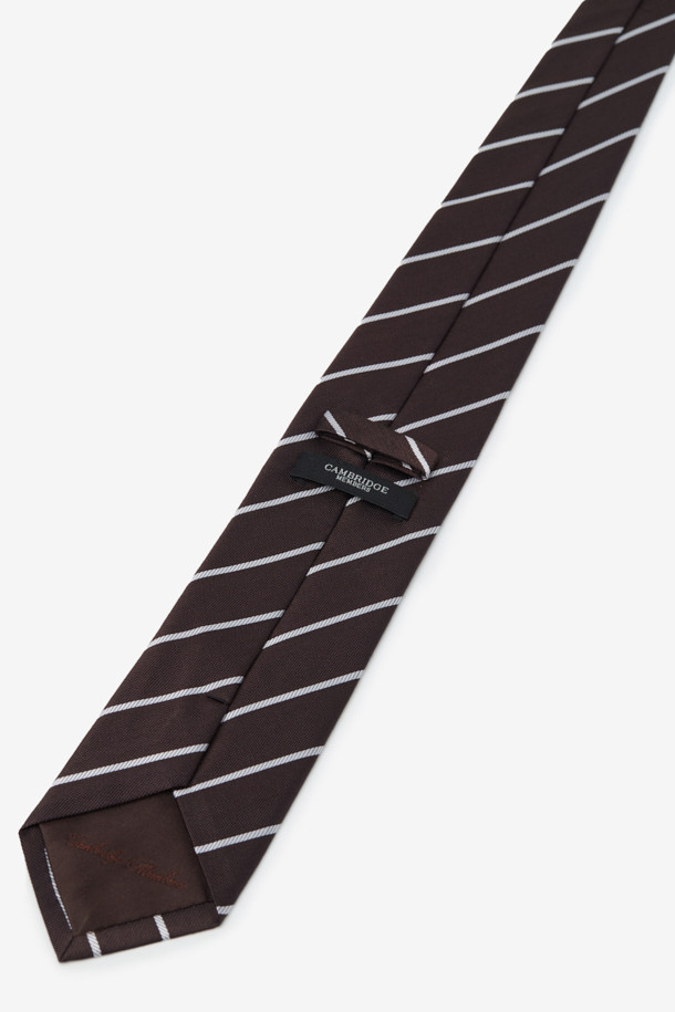 실크 화이트데코 레지멘탈 타이는 남성용 타이로, 고급스러운 스타일을 연출합니다. 브라운과 화이트 컬러의 조화가 세련된 인상을 주며, 실크와 린넨 혼방 소재로 부드럽고 가벼운 촉감을 선사합니다. 포멀한 오피스룩, 비즈니스 캐주얼, 모임룩에 적합하며 클래식하고 미니멀한 스타일을 완성합니다. 사선 라인과 끝단 로고 자수가 디자인의 포인트입니다.
