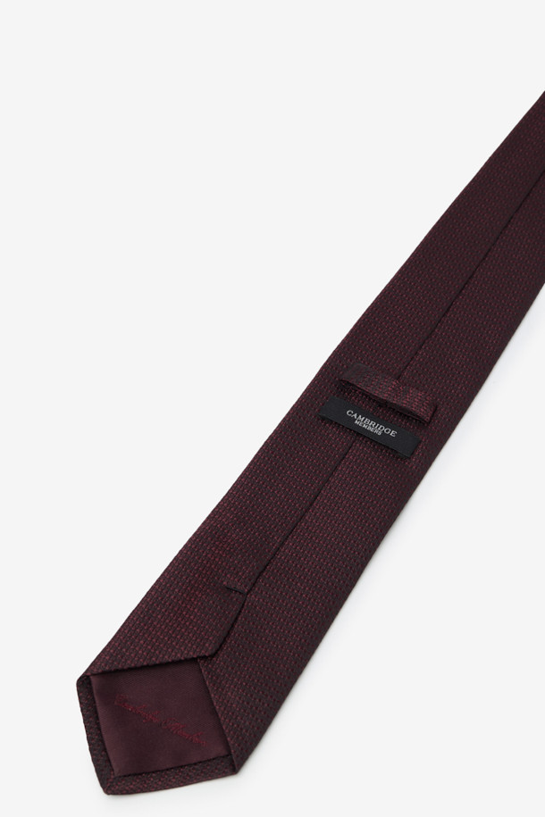 부드러운 실크 소재와 은은한 광택이 돋보이는 브라운 솔리드 타이입니다. 섬세한 마이크로 텍스쳐 패턴이 고급스러운 분위기를 자아내며, 포멀 및 클래식 스타일을 완성합니다. 로고 자수 디테일이 세련된 포인트를 더하고 가벼운 착용감으로 편안함을 선사합니다. 오피스룩, 비즈니스 캐주얼, 모임룩 등 다양한 TPO에 활용 가능하며, 클래식하고 미니멀한 스타일을 추구하는 남성에게 제격입니다. 격식 있는 자리에서 당신의 품격을 한층 더 높여줄 아이템입니다.
