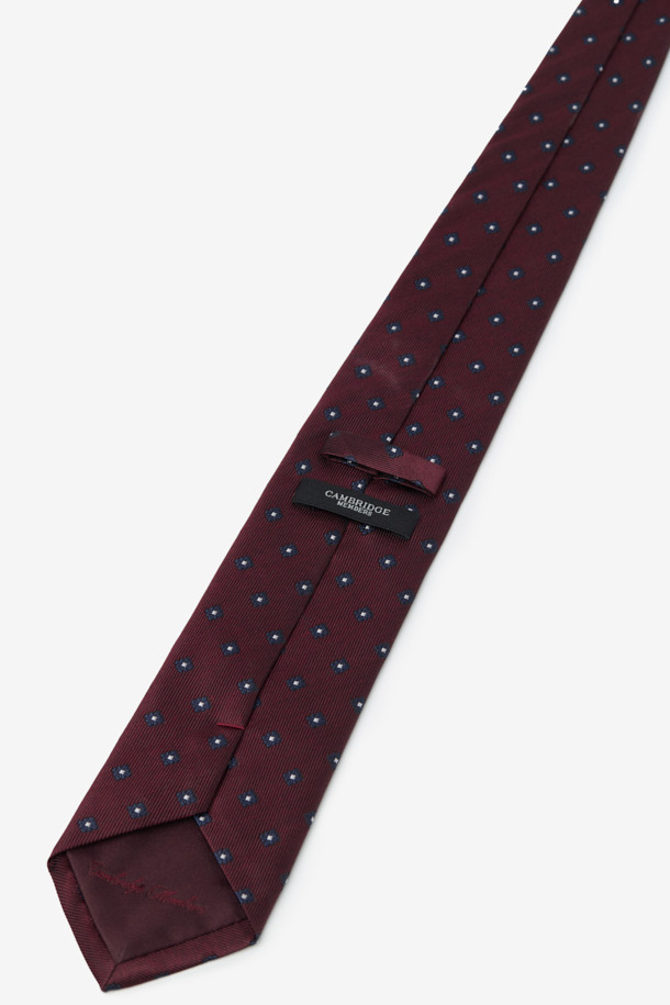 이 실크 네이비플라워 올오버 타이는 남성용 타이로, 비즈니스 캐주얼, 오피스룩, 모임룩 등 다양한 TPO에 활용 가능합니다. 클래식하면서도 미니멀한 스타일을 추구하는 남성에게 적합하며, 고급스러운 실크 소재로 제작되어 가볍고 부드러운 촉감을 선사합니다. 네이비 바탕에 플라워 패턴과 도트 무늬가 조화롭게 어우러져 세련된 느낌을 줍니다. 끝단 이면에는 로고 자수가 포인트로 디자인되어 은은한 멋을 더합니다.
