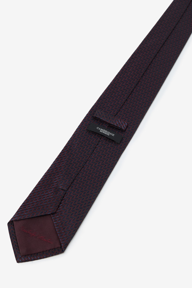 세련된 블랙 컬러의 실크 지그재그 올오버 타이입니다. 고급스러운 스타일과 부드러운 촉감을 선사하며, 오피스룩, 비즈니스 캐주얼, 모임룩 등 다양한 TPO에 활용하기 좋습니다. 클래식, 미니멀, 시크한 스타일을 선호하는 남성분들께 추천합니다. 특히 넥타이 뒷면에는 루프 디자인 장식이 있어 넥타이의 형태를 더욱 안정적으로 잡아줍니다. 실크 소재 특유의 고급스러움과 지그재그 패턴의 세련된 조화가 돋보이는 포멀 타입니다.
