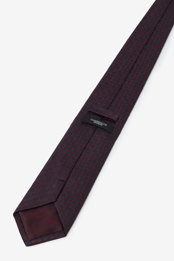 실크 네이비데코 라운드 올오버 타이는 남성용 넥타이로, 포멀한 자리에 적합합니다. 부드럽고 가벼운 실크 소재로 제작되어 편안한 착용감을 선사하며, 깔끔한 실루엣을 연출합니다. 네이비, 와인 컬러의 라운드 패턴으로 디자인되어 클래식하면서도 미니멀한 스타일을 완성합니다. 오피스룩, 비즈니스 캐주얼, 모임룩 등 다양한 TPO에 활용 가능하며, 넥타이 뒷면에는 루프 디테일이 있습니다.
