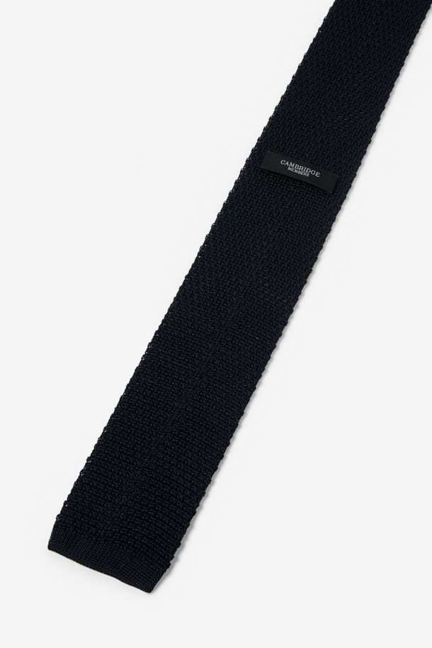 다크 네이비 컬러의 니트 타이입니다. 비즈니스와 캐주얼 모두 소화 가능한 디자인으로, 톤온톤 테이프 디자인이 은은한 포인트를 더합니다. 부드러운 니트 소재로 제작되어 편안한 착용감을 제공하며, 위빙 조직감으로 고급스러운 분위기를 연출합니다. 넥타이 노트 부분은 테이프 처리하여 내구성을 높였습니다. 각도에 따라 색감 변화를 느낄 수 있어, 출근룩, 오피스룩, 비즈니스 캐주얼 등 다양한 TPO에 활용하기 좋습니다.
