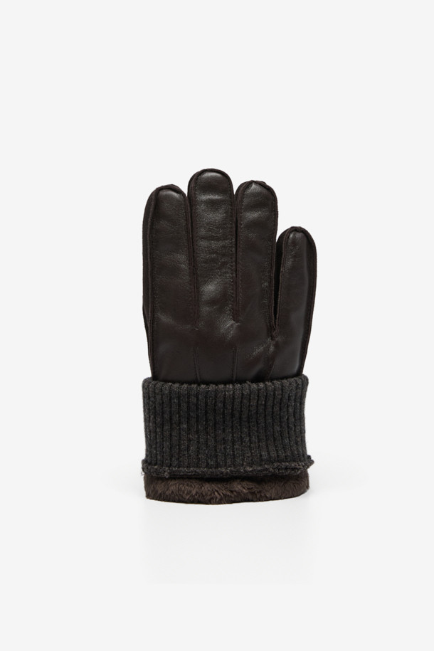 부드러운 양가죽 소재와 따뜻한 퍼 안감으로 제작된 남성용 캐주얼 장갑입니다. 브라운과 블랙 두 가지 색상으로 제공되며, 손가락 사이드 배색 처리가 돋보이는 디자인입니다. 겨울철 보온성을 높여주는 무지 디자인에 립조직 장식으로 클래식하면서도 미니멀한 스타일을 연출합니다. 출근룩에 세련됨을 더해줄 아이템입니다.
