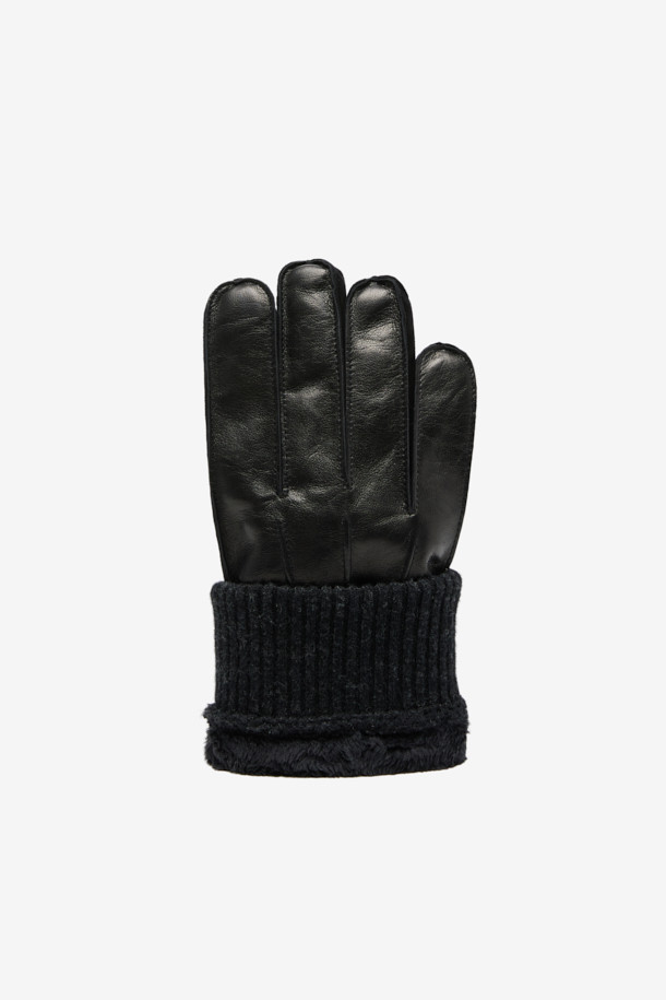 부드러운 양가죽 소재의 남성용 캐주얼 장갑입니다. 블랙 컬러에 손가락 사이드 배색 처리를 더하여 세련된 디자인을 완성했습니다. 안감은 퍼 소재로 제작되어 뛰어난 보온성을 제공하며, 겨울철 추위로부터 손을 따뜻하게 보호합니다. 입구 립조직 적용으로 밀착감을 높여 착용감이 우수하며, 클래식하면서도 미니멀한 스타일을 연출합니다. 데일리룩에 포인트 아이템으로 활용하기 좋습니다.
