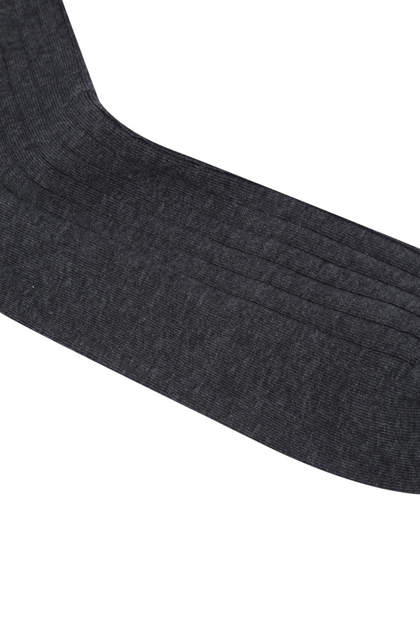 실켓 드레스 립 솔리드 삭스는 남성용 양말로, 부드러운 촉감의 면 소재에 실켓 가공을 더해 고급스러운 착용감을 선사합니다. 블랙 색상에 골지 패턴, 립 디자인으로 베이직하면서도 미니멀, 클래식, 캐주얼 스타일을 모두 소화할 수 있습니다. 사계절 내내 착용 가능하며, 신축성이 뛰어나 편안한 활동성을 보장합니다. 얇은 두께감으로 답답함 없이 산뜻하게 즐길 수 있습니다.
