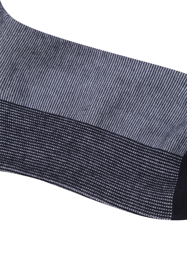 "실켓 드레스 립 솔리드 삭스"는 남성을 위한 얇은 두께의 면 소재 양말입니다. 부드러운 촉감과 은은한 광택이 특징인 실켓 가공으로 제작되어 고급스러운 느낌을 선사합니다. 무지 디자인에 탑 라인 립 조직과 배색 디테일을 더해 미니멀, 클래식, 캐주얼 스타일 모두 소화 가능합니다. 출근룩 또는 비즈니스 캐주얼에 활용하여 깔끔하고 세련된 룩을 연출해보세요. 그레이, 블랙 두 가지 색상으로 출시되어 다양한 스타일에 매치하기 용이합니다.
