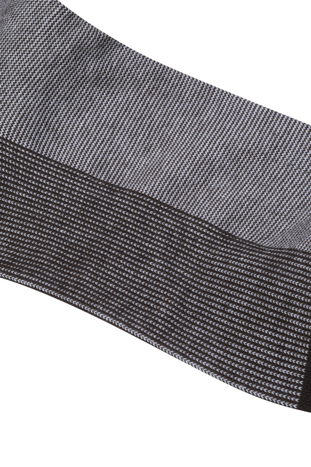 남성용 실켓 드레스 립 솔리드 삭스입니다. 부드러운 촉감의 면, 스판덱스 혼방 소재로 제작되어 사계절 내내 착용하기 좋습니다. 얇은 두께감과 신축성으로 편안한 착용감을 선사하며, 립 조직과 솔리드 패턴으로 미니멀하고 클래식한 스타일을 연출합니다. 출근룩과 집콕룩 모두에 잘 어울리며, 그레이, 블랙 두 가지 색상으로 만나보세요. 탑라인 립 조직과 배색 디자인이 돋보입니다.
