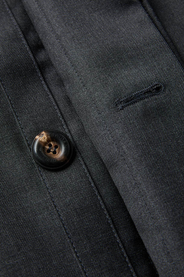 로로피아나(Loro Piana) 스톰 원단으로 제작된 남성용 런던코트입니다. 네이비 컬러의 무지 디자인으로, 클래식하고 미니멀한 스타일을 연출합니다. 겨울철 보온을 위한 두꺼운 두께감과 유럽피안 구스다운 충전재를 사용하여 뛰어난 보온성을 제공합니다. 방수, 방풍 기능을 갖춘 테크니컬 패브릭과 울 블렌드 소재로 제작되어 쾌적한 착용감을 선사하며, 밑단 분리 디테일이 돋보입니다. 출근룩, 비즈니스 캐주얼, 모임룩 등 다양한 TPO에 활용 가능하며, 시크한 매력을 더합니다.
