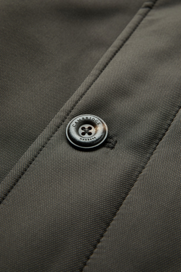 스탠드 니트카라 구스다운 트렌치 코트는 겨울철 일상과 출근룩에 모두 잘 어울리는 아우터입니다. 카키와 올리브 두 가지 색상으로 제공되며, 클래식하고 미니멀한 스타일을 연출합니다. 유러피안 구스다운 충전재와 메리노 무스탕 배색으로 보온성과 고급스러움을 동시에 잡았습니다. 스탠드 카라와 니트 트리밍 디테일이 돋보이며, 긴 소매와 레귤러핏으로 편안하게 착용 가능합니다. 싱글 버튼 여밈 방식과 두꺼운 두께감으로 추운 겨울에도 따뜻하게 몸을 보호해 줍니다.
