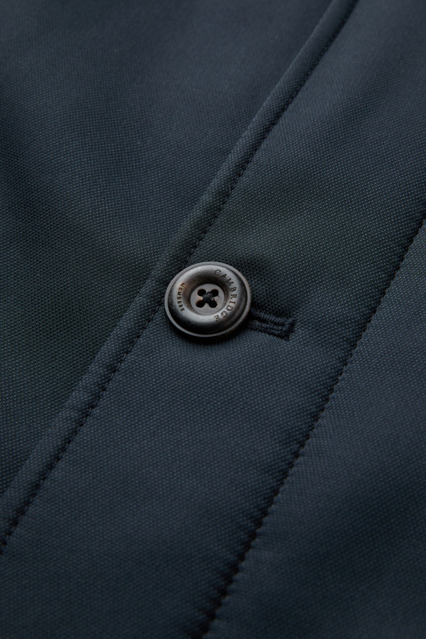 네이비 컬러의 스탠드 니트카라 구스다운 트렌치 코트입니다. 캐주얼, 클래식, 미니멀한 스타일을 모두 아우르는 디자인으로, 일상과 출근룩에 모두 활용 가능합니다. 두꺼운 두께감으로 겨울철 보온성을 높였으며, 유로피안 구스다운 충전재와 메리노 무스탕 배색으로 고급스러움을 더했습니다. 스탠드 카라와 니트 카라 디테일이 돋보이며, 레귤러핏으로 편안하게 착용할 수 있습니다. 경량 기능으로 활동성 또한 놓치지 않았습니다.
