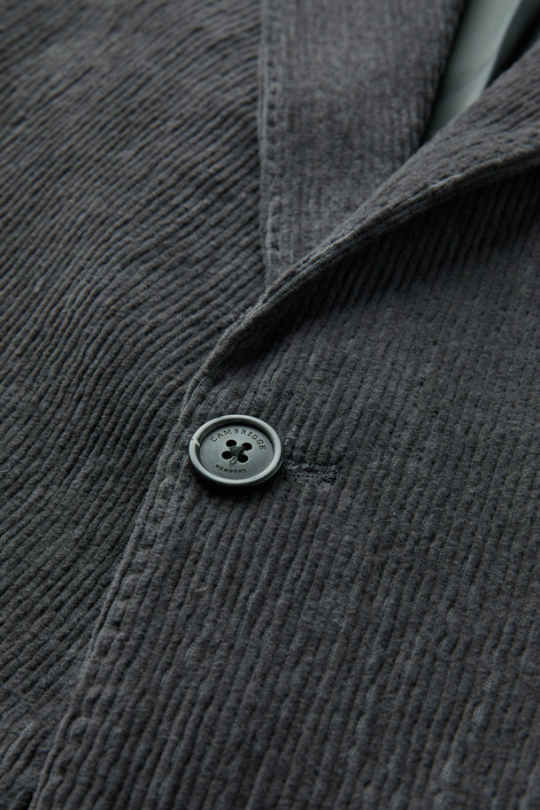 파브리카 코튼 스트레치 코듀로이 셋업 자켓은 이태리 파브리카 원단을 사용하여 제작되어 고급스러운 퀄리티를 자랑합니다. 세련된 스타일을 연출하는 네이비 컬러의 슬림핏 싱글 버튼 자켓이며, 오피스룩, 비즈니스 캐주얼, 모임룩 등 다양한 TPO에 활용하기 좋습니다. 클래식, 미니멀, 시크 스타일을 선호하는 분들께 추천하며, 톤온톤 코듀로이 소재가 주는 은은한 멋이 특징입니다. 긴 소매 기장으로 사계절 내내 활용 가능하며, 셋업 스타일로 완성도 높은 스타일링을 완성할 수 있습니다. 부드러운 촉감과 뛰어난 착용감으로 편안하게 즐겨 입을 수 있습니다.
