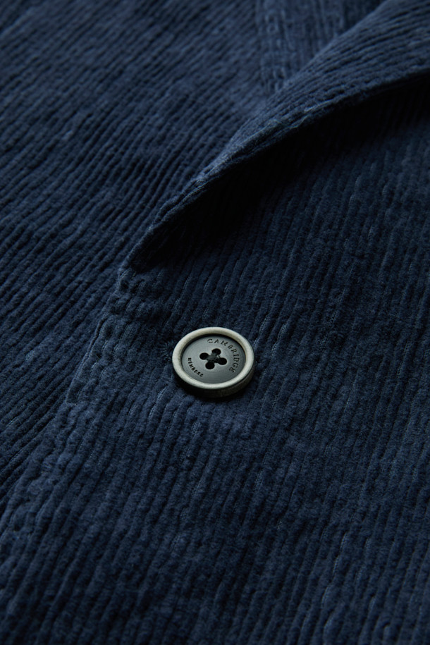 파브리카 코튼스트레치 코듀로이 셋업 재킷은 남성 고객을 위한 클래식 스타일의 셋업 자켓입니다. 네이비 컬러의 코듀로이 소재에 면을 혼방하여 제작되었으며, 봄, 가을에 착용하기 적합합니다. 슬림핏 싱글버튼 디자인으로, 비즈니스 캐주얼, 출근룩, 모임룩 등 다양한 TPO에 활용 가능합니다. 스트레치 기능이 더해져 편안한 착용감을 선사합니다.
