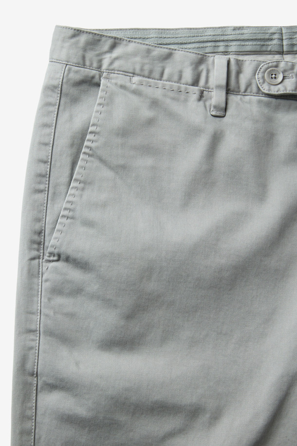 가을 시즌, 베이직한 스타일을 완성할 코튼 스트레치 다잉 치노 팬츠입니다. 라이트 그레이 컬러의 무지 디자인으로, 출근룩과 비즈니스 캐주얼에 활용하기 좋습니다. 면 소재로 제작되어 편안한 착용감을 선사하며, 가먼트 다잉 기법으로 은은한 멋을 더했습니다. 신축성 있는 스트레치 원단으로 활동성을 높였으며, 그레이, 챠콜 그레이, 카키 컬러의 상의와 매치하여 미니멀하고 클래식한 분위기를 연출해보세요.
