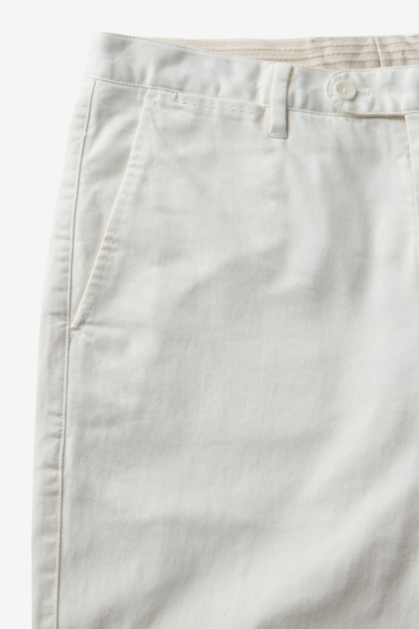 부드러운 면 소재에 스트레치 기능이 더해져 편안한 착용감을 선사하는 코튼 스트레치 다잉 치노 팬츠입니다. 아이보리 컬러의 무지 디자인으로, 어떤 상의와도 쉽게 매치하여 캐주얼, 미니멀, 클래식 스타일을 연출할 수 있습니다. 봄, 여름 시즌 산책룩이나 봄 소풍룩에 적합하며, 활동적인 일상생활에서도 부담 없이 즐겨 입을 수 있습니다. 가먼트 다잉 기법으로 은은한 멋을 더했으며, 스트레이트 핏으로 깔끔한 실루엣을 완성합니다.
