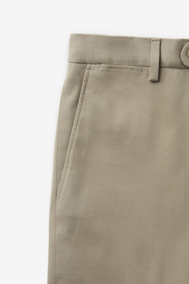 듀카 울코튼 드레스 치노 팬츠는 남성용 바지로, 울과 면 소재의 조화로 부드러운 촉감을 선사합니다. 겨울철에 적합한 두께감과 레귤러핏으로 제작되어 클래식하고 베이직한 스타일을 연출합니다. 베이지 컬러의 무지 디자인과 긴 기장으로 출근룩, 비즈니스 캐주얼, 모임룩 등 다양한 TPO에 활용 가능합니다. 스트레치 기능이 더해져 편안한 착용감을 제공하며, 미니멀하고 클래식한 스타일을 선호하는 분들께 추천합니다.
