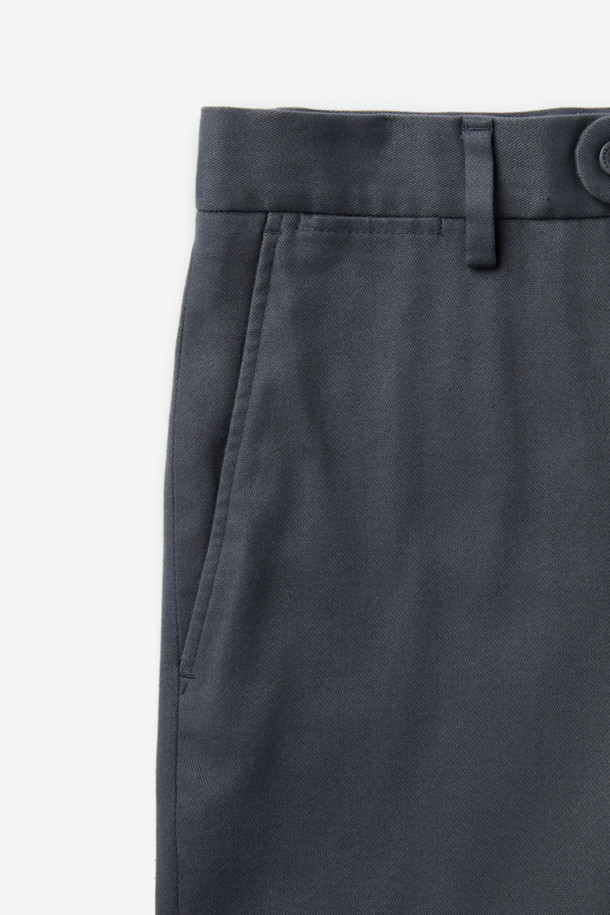 듀카 울코튼 드레스 치노 팬츠는 남성용 치노 팬츠입니다. 클래식과 베이직 스타일을 기반으로 하여 출근룩, 비즈니스 캐주얼, 모임룩 등 다양한 TPO에 활용할 수 있습니다. 울과 면 혼방 소재로 제작되어 부드러운 촉감과 두꺼운 두께감을 자랑하며, 겨울철에도 따뜻하게 착용 가능합니다. 레귤러핏 디자인에 무지 패턴, 그레이 컬러로 어떤 상의와도 매치하기 용이합니다. 스트레치 기능이 있어 편안한 활동성을 제공합니다.
