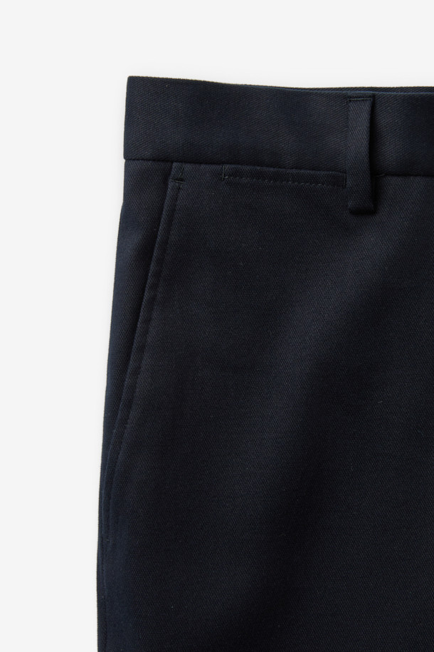 **듀카 울코튼 드레스 치노 팬츠**는 부드러운 촉감과 보온성을 자랑하는 겨울용 치노 팬츠입니다. 이탈리아 듀카 비스콘티(두카 비스콘티)의 울·코튼 혼방 스트레치 원단을 사용하여 편안한 착용감을 선사합니다. 베이직한 디자인과 네이비 컬러로, 클래식, 미니멀, 캐주얼 스타일을 모두 소화할 수 있습니다. 오피스룩, 비즈니스 캐주얼, 출근룩 등 다양한 시간과 장소와 상황에 활용 가능하며, 긴 기장과 두꺼운 두께로 따뜻함을 더합니다. 무지 패턴으로 어떤 상의와도 쉽게 매치하여 스타일리시한 룩을 연출할 수 있습니다.